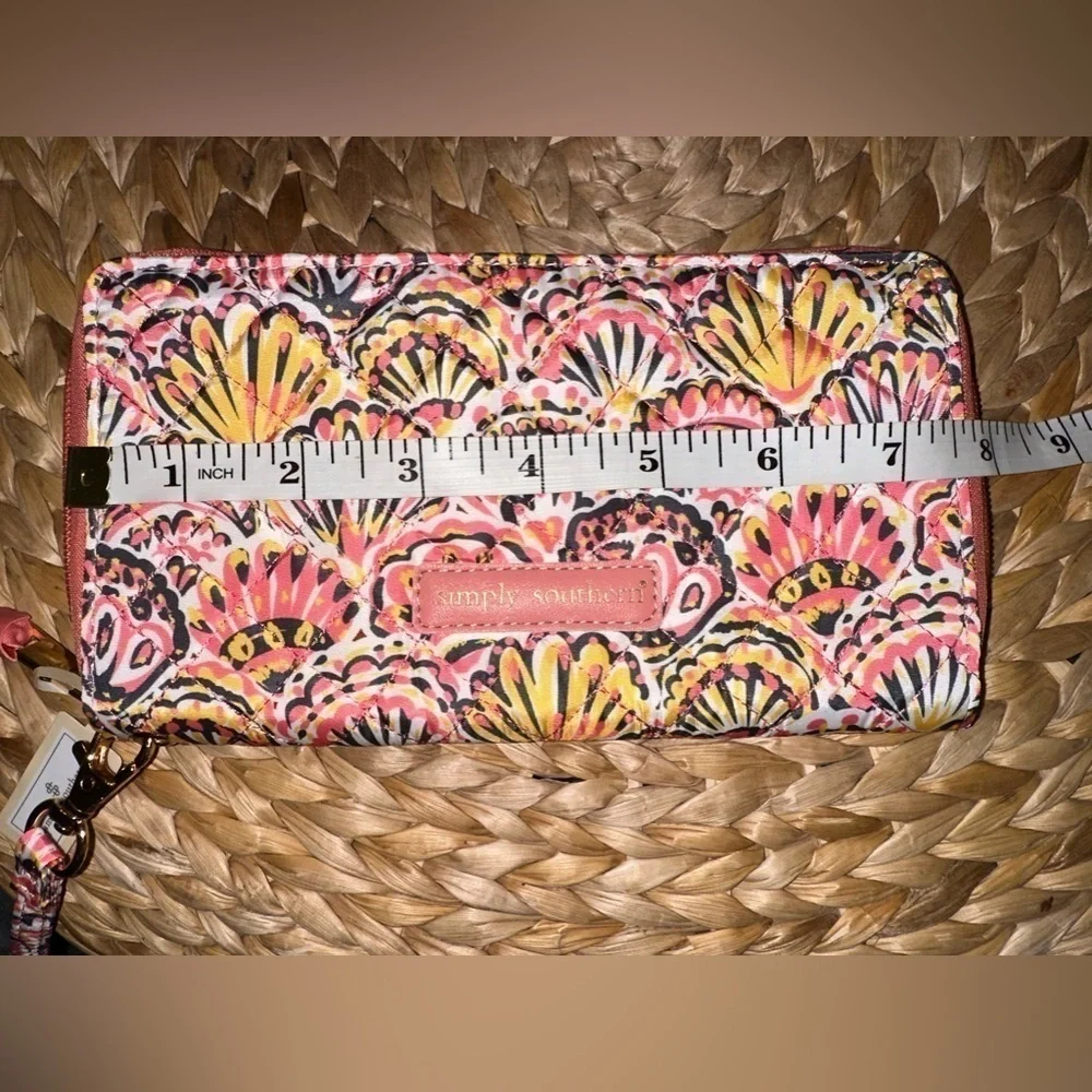 NWT Simply Southern Quilted Phone Wallet in Shell Pattern